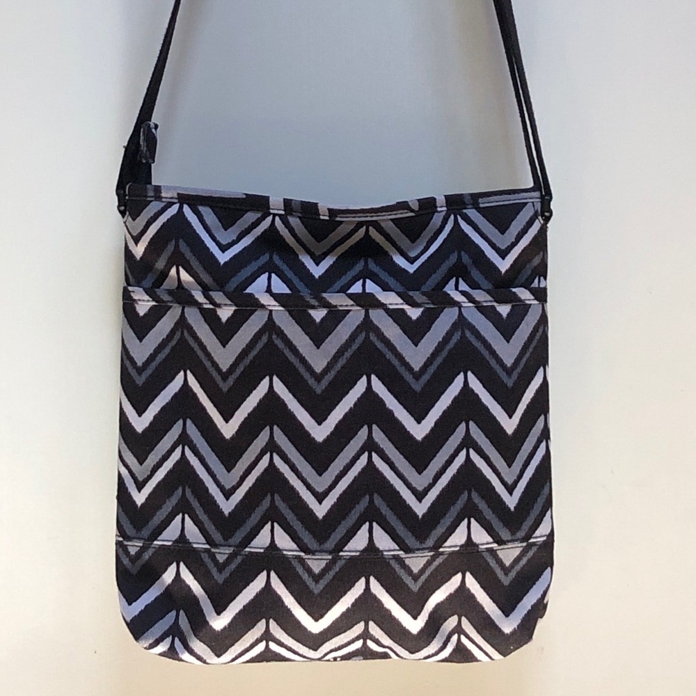 VERA BRADLEY Lotus Black White Grey Chevron Crossbody Bag/Purse Adjustable Strap